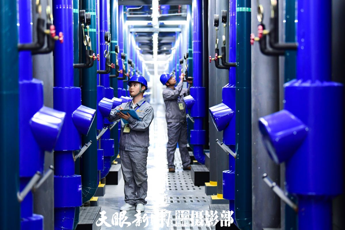 4  中国联通贵安云数据中心技术人员在机房室内巡检微模块进出水管阀门压力表。该中心是中国联通在南方建设的最大云数据中心。   李枫  陈慧  摄DSC_8410(1).jpg