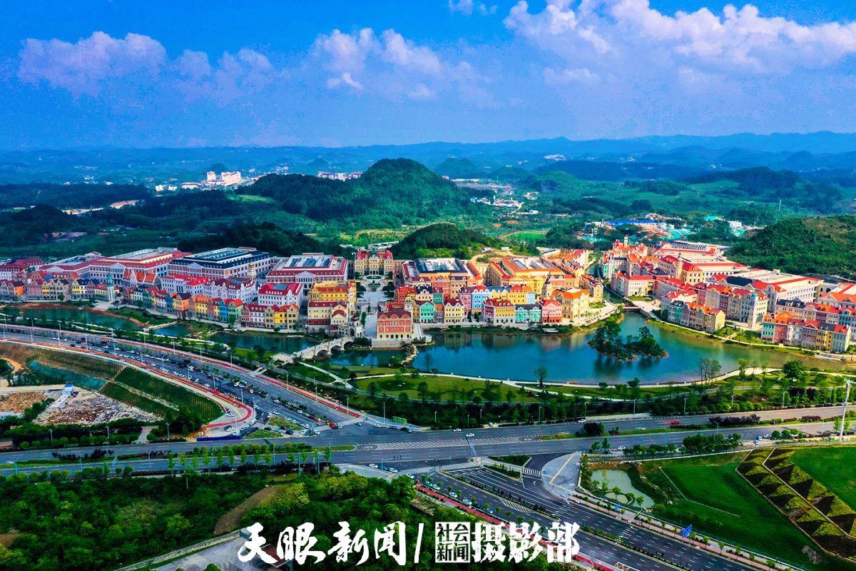 1   贵安华为云数据中心项目规划总投资80亿元，全部建成后可容纳100万台服务器。(1).jpg