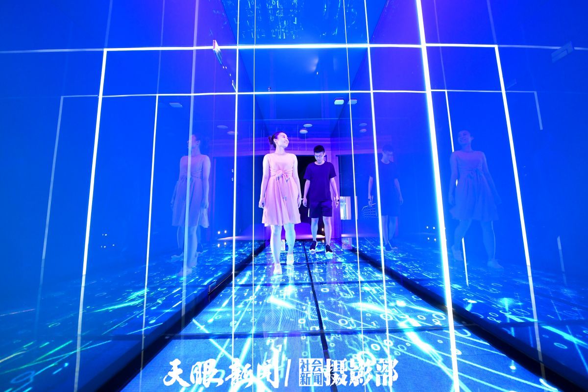 12  市民在双龙航空经济港大数据展示中心参观 (2)  贵州日报天眼新闻记者 陈慧 摄(1).jpg