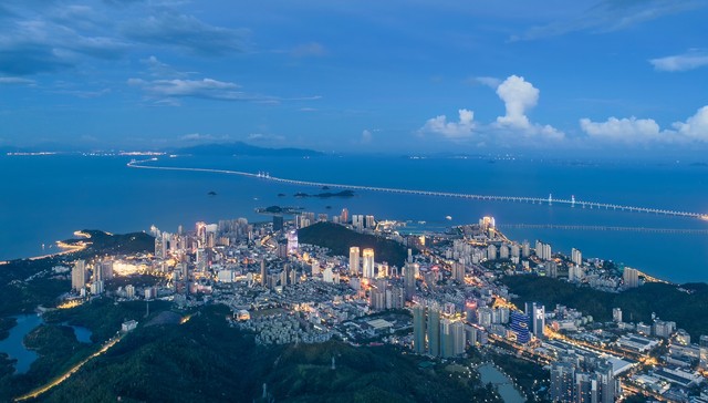 珠海公布上半年GDP：制造向左消费向右，工业增长难以抵消房地产下行