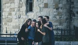 對抗美顏、反對濾鏡，這款社交產(chǎn)品在海外爆火了