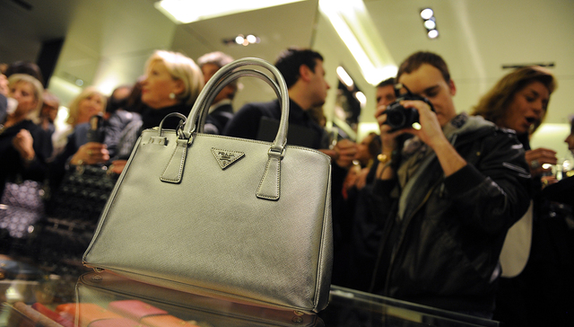 合作伙伴终对簿公堂，普拉达要求冻结中国奢侈品电商寺库千万财产