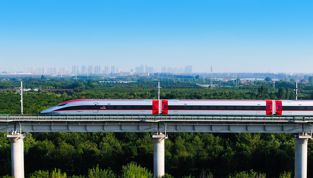 雅万高铁高速动车组在青岛下线，即将运往印尼