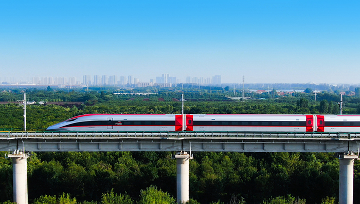 雅万高铁高速动车组在青岛下线，即将运往印尼