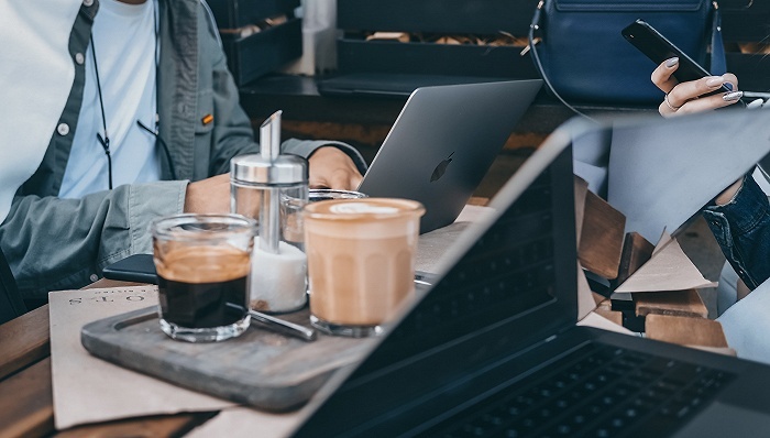 快手、阿里巴巴