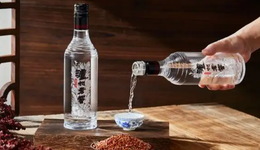 泸州老窖啃老本，1573难“冲三”