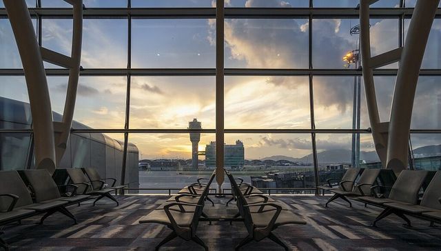 三亚机场今日无客运航班执行，工作人员称“处于待命状态”