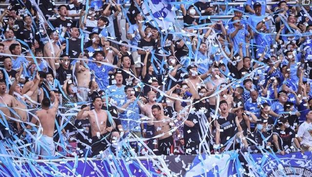 “足球城”大连万人观战，979天后中超恢复主客场