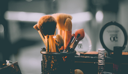 当美宝莲关闭线下店，国货盯准学生党？