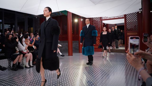 普拉达把时装秀从米兰搬到北京，它向市场释放了什么信号？