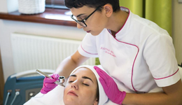 我在县城开美容院，月入十万却还是倒闭了