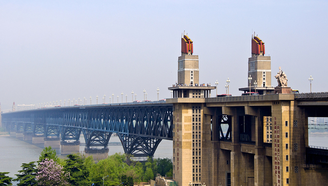 南京长江大桥铁路桥失火，南京站多趟列车晚点