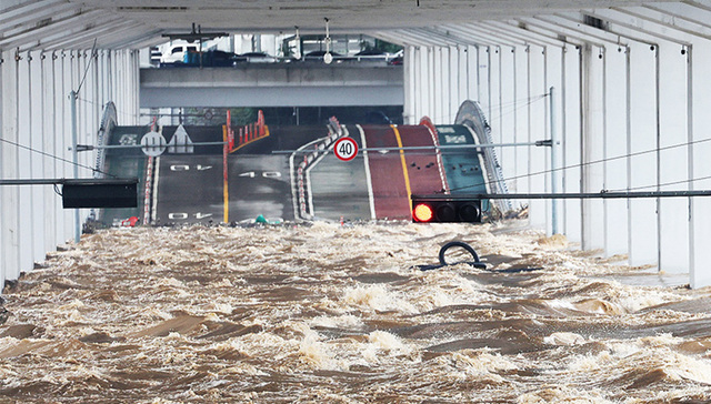 【图集】地铁被淹，交通瘫痪，韩国首都圈遭遇特大暴雨
