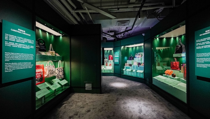 “包里包外”首个亚洲巡回展览进行中，给予包袋应有的关注