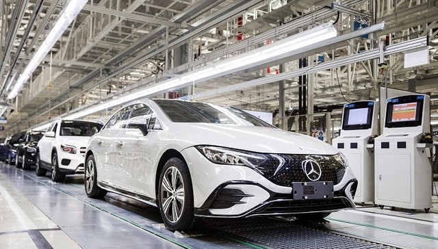 传统汽车公司如何应对燃油车向电动车生产的转变挑战？奔驰的做法是同“线”不同车