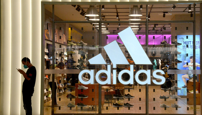 半年营收下滑35%、股价下跌近半，阿迪达斯承认中国市场犯错