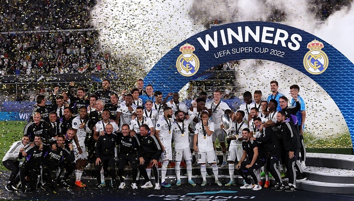 皇马第五次加冕欧洲超级杯，本泽马破门成金球奖大热