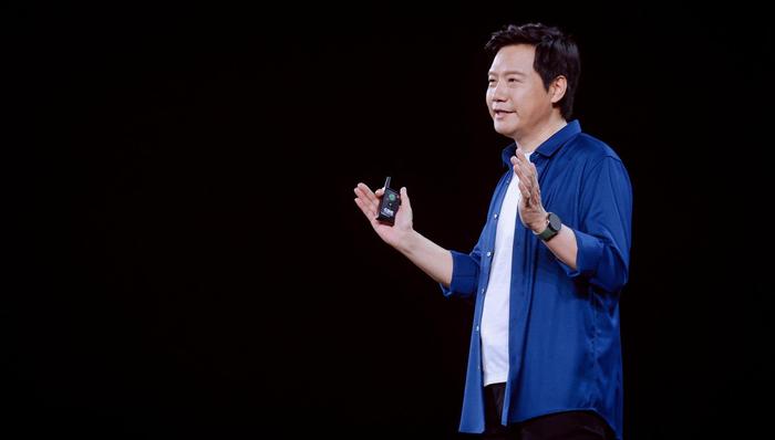 雷军年度演讲：发布新折叠屏手机，透露小米造车新进展，还推出了仿生机器人