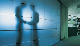 中央政法委公开通报7起案件，涉领导干部干预司法等