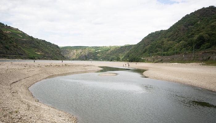 莱茵河水位下降逼近断航，水运受阻、运输成本增加