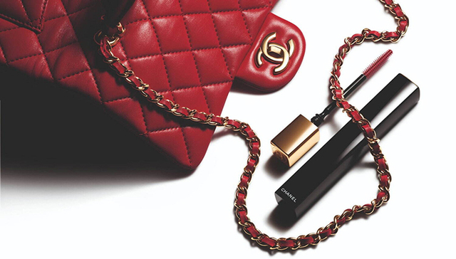 香奈儿隐身红色睫毛膏首度亮相，蒂芙尼摇滚手镯显简约魅力 ｜ 是日美好事物