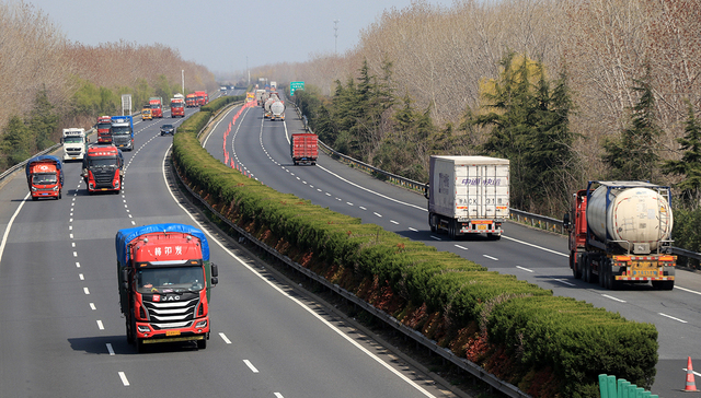 受多地疫情影响，全国货运量再度下降