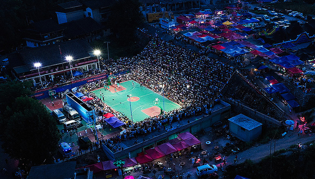 【图集】镜头下的“村BA”：溶洞中开赛，山泉水里运球，乡里的梯子都卖空了