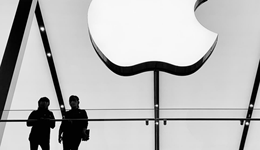 在iPhone里到处塞广告，苹果也要学小米了？