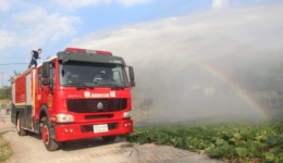四川高溫持續(xù)致農(nóng)作物受災(zāi)，多地用消防車?yán)喔? class=