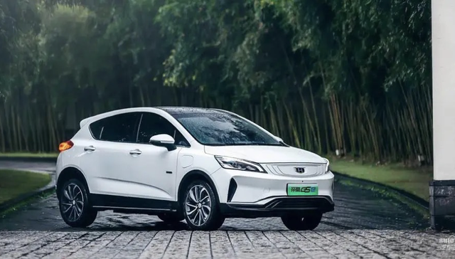 闪电快讯 | 上半年新能源销量突破10万辆 吉利汽车净利润同比下降35%