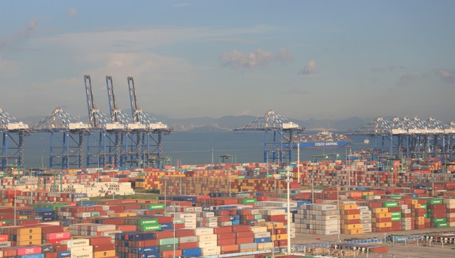 集装箱上的超级枢纽：不跑港澳，在广州南沙也能做“全球买卖”