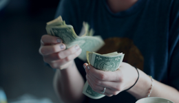 虎牙、斗鱼开始赚钱了，游戏直播也能带货吗？