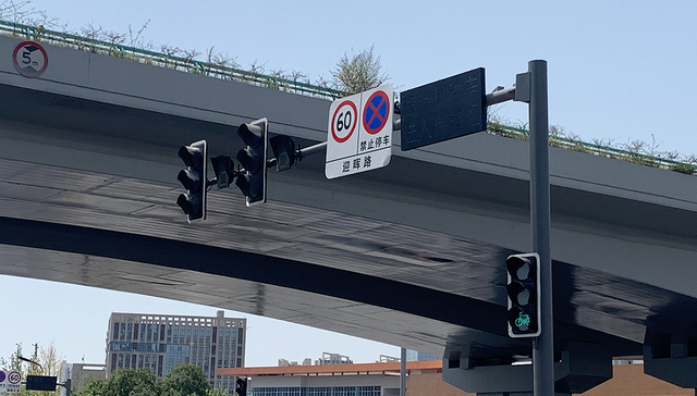 为何要改“新版红绿灯”，是谁设计的？