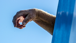 老年人們，正走進(jìn)酒店度晚年？