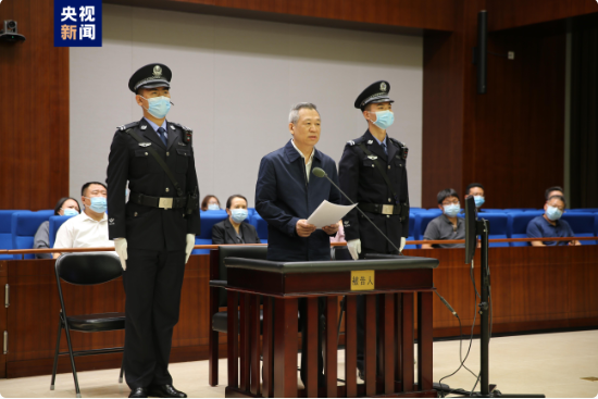 国开行原副行长何兴祥案一审开庭，被控受贿、违法发放贷款等“四宗罪”｜局外人