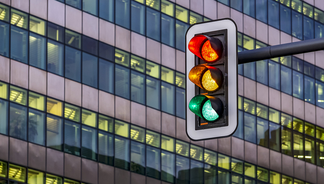 红绿灯小史：在亚洲曾经水土不服，蓝色或成为第四种颜色