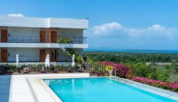 旅游旺季的网红民宿：滤镜里的“圣托里尼”，滤镜外的“踩坑”阴影