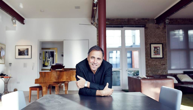 鲁西迪遇袭后作品销量激增，《喜鹊谋杀案》作者批评取消文化｜文化周报