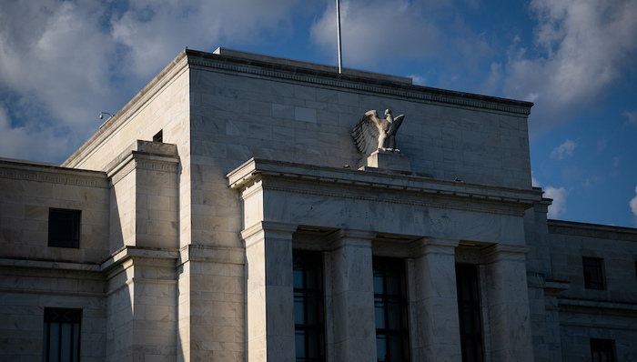 美股为何暴跌，逐句解读美联储主席年度最“鹰”发言