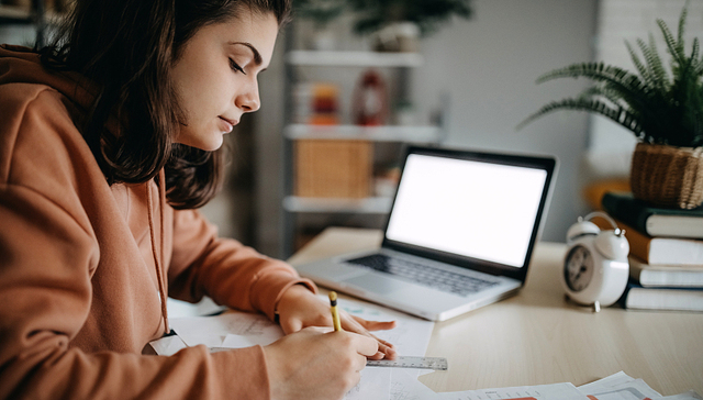 上市首日股价一度暴涨超36倍，五度冲击IPO的见知教育是一家什么样的公司？