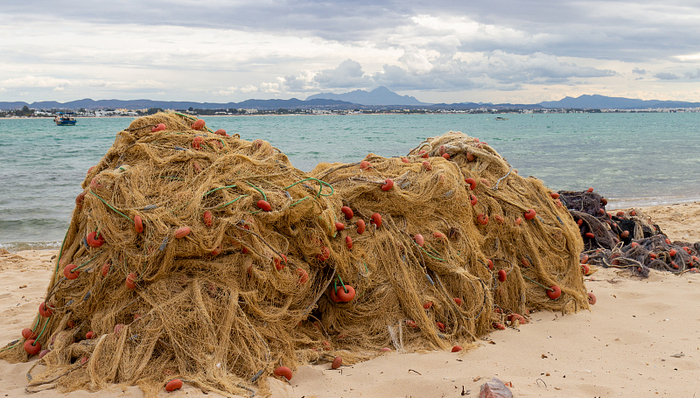 推动海洋作业废塑料回收再生，这家企业把渔网变时装|寻找低碳启明星③