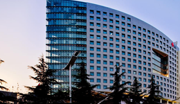 银城国际继续降负债，上半年营收近46亿