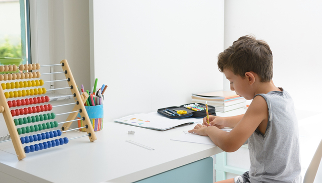 作业帮推出AI学习桌，能搅动140亿的儿童桌椅市场吗？