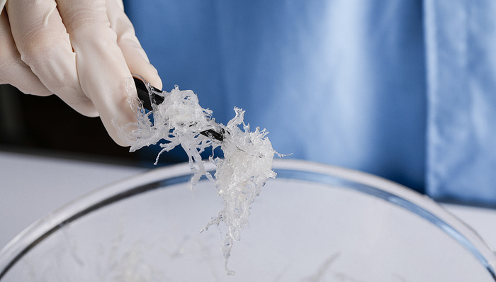 辛巴爆料刘畊宏卖假燕窝，后者回应：未确认为同批次假货，将依法退赔