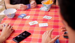 会“躲猫猫”的奥特曼卡牌，成了少年的“最爱”