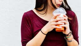 半年亏了2亿多，奈雪弯腰捡钱