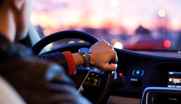 车载抖音、车内KTV，最近流行的汽车功能都不如这个受追捧