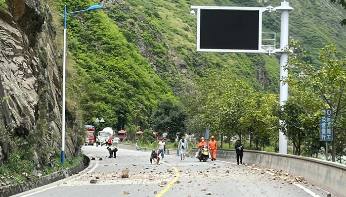 四川6.8级地震致多趟列车晚点，318国道泸定段只出不进