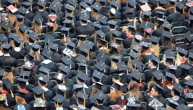 从文科生就业变化看美国动荡的根源丨数据说话