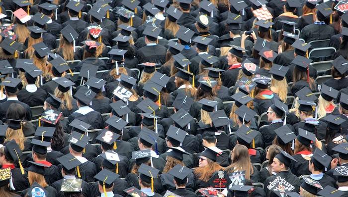 从文科生就业变化看美国动荡的根源丨数据说话